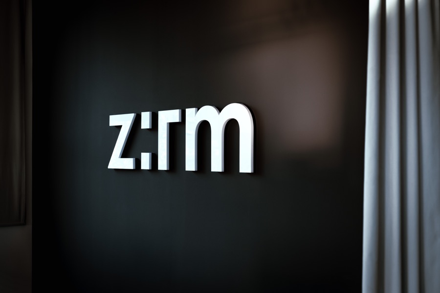 z:rm Logo im Büro